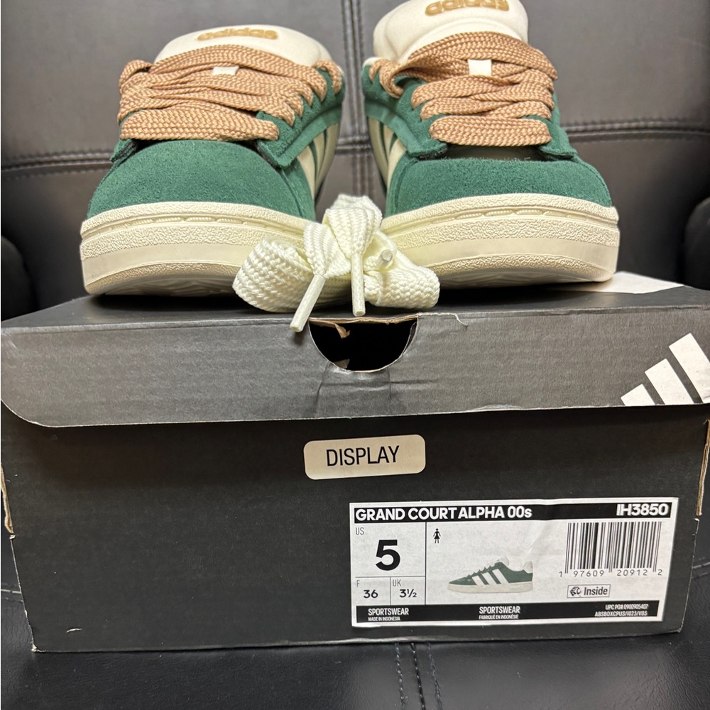 adidas Women’s Green Suede Sneakers with Cream Stripes & Tan Laces - Size 5 NIB - Picture 4 of 5